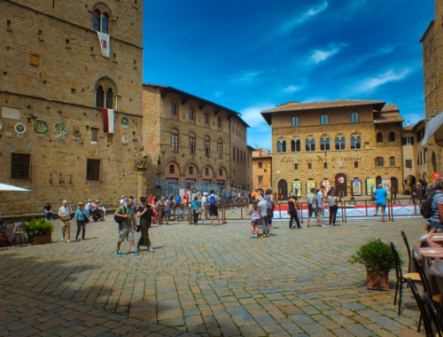 Volterra, Piazza dei Priori